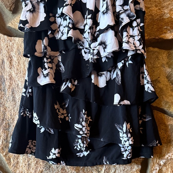 White House Black Market Monochrome Floral Top - Picture 4 of 4